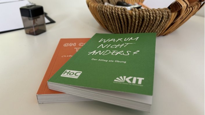 zwei Bücher auf einem Tisch