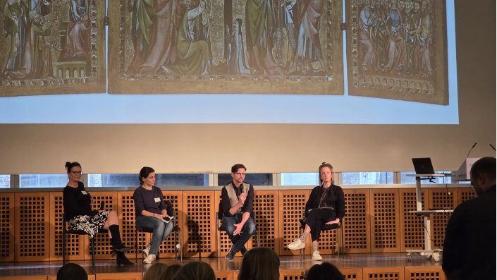 vier Menschen auf der Bühne