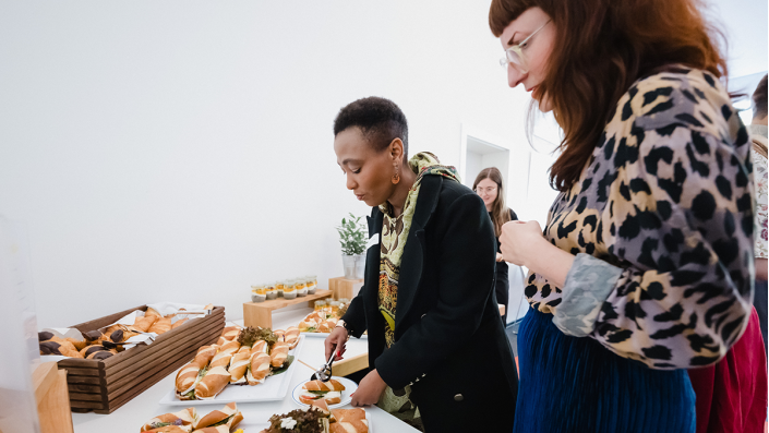 [Foto] zwei Frauen bedienen sich am Buffet.