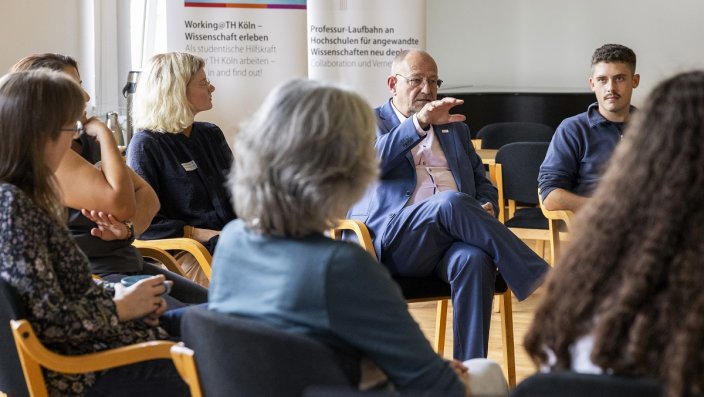 Prof. Dr. Stefan Herzig mit Teilnehmenden des Programms