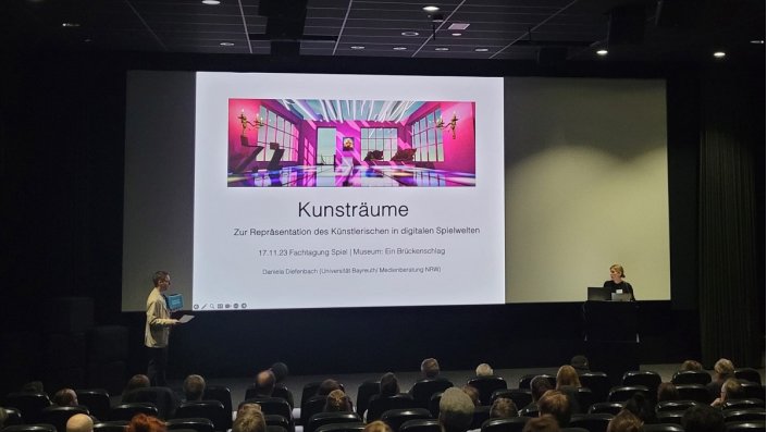 Daniela Diefenbach vor Kinoleinwand
