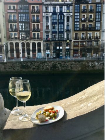 Pintxos und Vino am Nervión in Bilbao Pintxos und Vino am Nervión in Bilbao