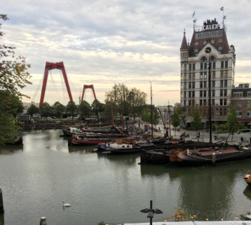 Ein weißes Jugenstil Hochhaus am alten Hafen von Rotterdam Ein weißes Jugenstil Hochhaus am alten Hafen von Rotterdam