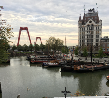 Ein weißes Jugenstil Hochhaus am alten Hafen von Rotterdam