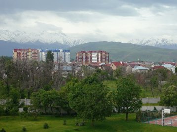 Aussicht auf Bischkek mit dem schneebedeckten Alatau-Gebirge im Hintergrund