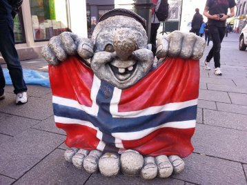Norwegischer Troll mit Nationalflagge Norwegischer Troll mit Nationalflagge