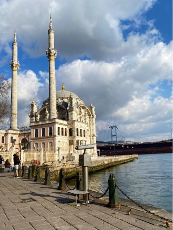 EIne Moschee im Vordergrund, im Hintergrund eine Brücke, die die Kontinente verbindet.