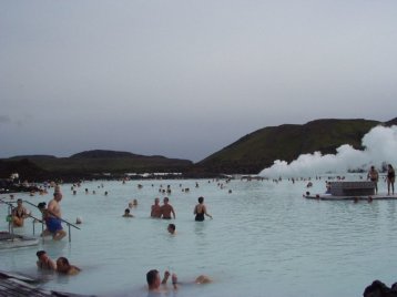 Thermalquellen laden auch bei trüben Wetter auf Island zum Baden ein