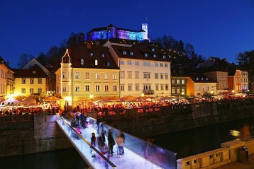 Gastronomisches Vergnügen am Ufer des Laibach, unterhalb der Burg