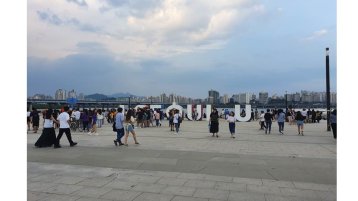 Menschen vor den Buchstaben von Seoul Menschen vor den Buchstaben von Seoul