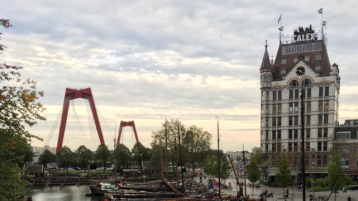 Ein weißes Jugenstil Hochhaus am alten Hafen von Rotterdam