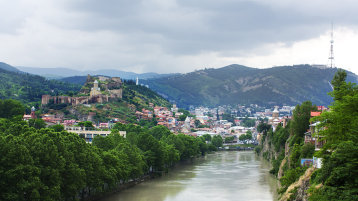 Panoramablick auf Tiflis (Bild: Levan Gokadze, gemeinfrei auf Wikimedia)
