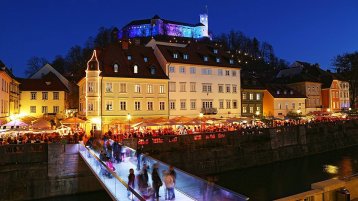 Gastronomisches Vergnügen am Ufer des Laibach, unterhalb der Burg (Bild: Aleš Kravos - gemeinfrei auf Wikimedia)