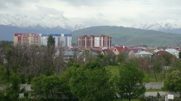 Aussicht auf Bischkek mit dem schneebedeckten Alatau-Gebirge im Hintergrund