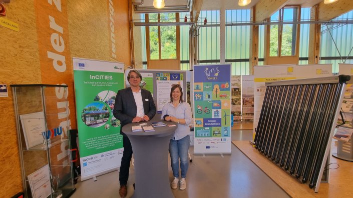 Ture Petersenn und Eva Zielasko am Infostand, mit Roll-Ups von InCities und PIONEER im Hintergrund Ture Petersenn und Eva Zielasko am Infostand, mit Roll-Ups von InCities und PIONEER im Hintergrund