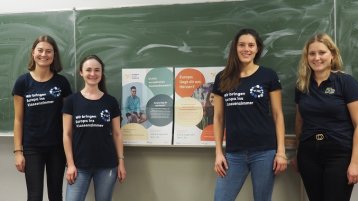 Drei Botschafterinnen, die ein T-Shirt mit dem Text tragen: Sei Botschafter - du bist Europa (Bild: EmS / TH Köln)