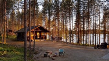 Holzhütte im Wald am See