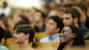 Zwei internationale Studentinnen Lächeln bei der Begrüßung (Bild: Thilo Schmülgen/FH Köln)