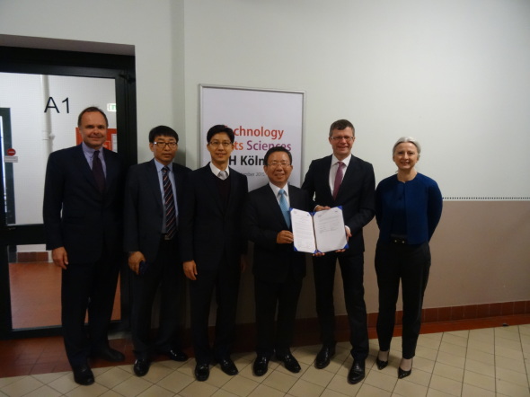 Die südkoreanische Delegation mit den Vertretern der TH Köln. Die südkoreanische Delegation mit den Vertretern der TH Köln.