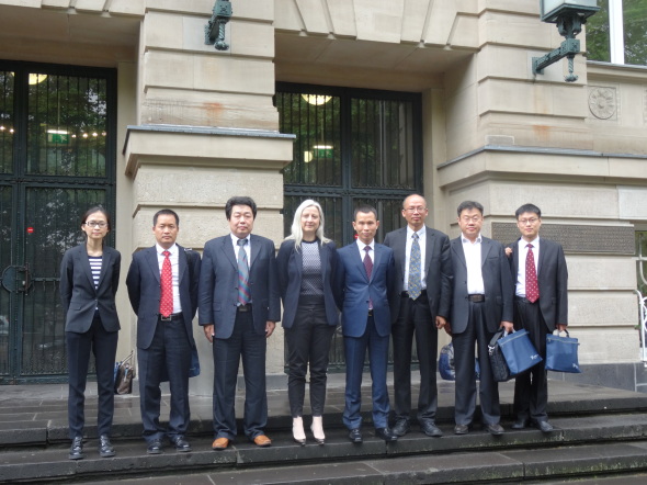 Delegation aus China vor dem Gebäude in der Claudiusstraße