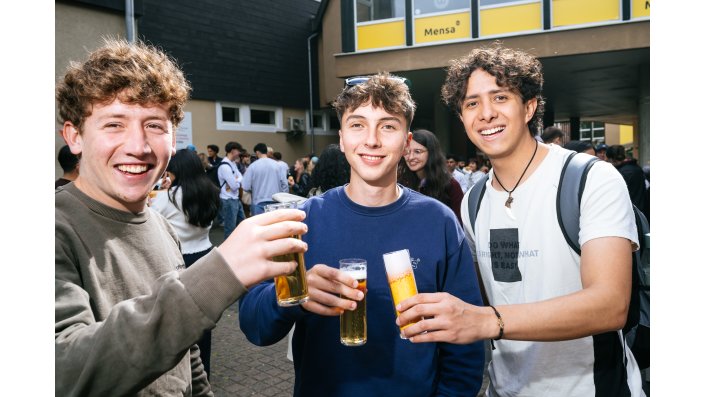 Typsich kölnisch wird mit Kölsch darauf angestoßen.