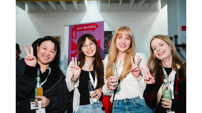 Vier Studierende treffen sich am "Meeting Point" des Buddy Programms. 