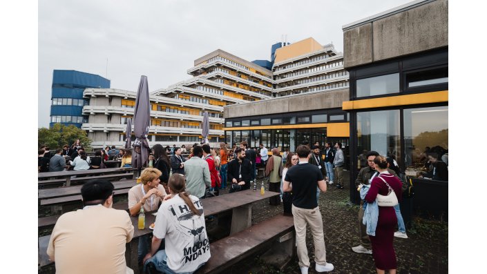 Die Terasse wurde auch zur Vernetzung genutzt. Im Hintergrund erkennt man das Hauptgebäude des Campus Deutz. 