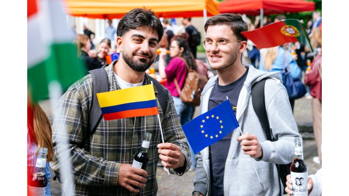 Das BBQ kann beginnen. Jetzt mischen sich auch die Studierenden dazu, die außerhalb des Erasmusraums ins Ausland gehen.