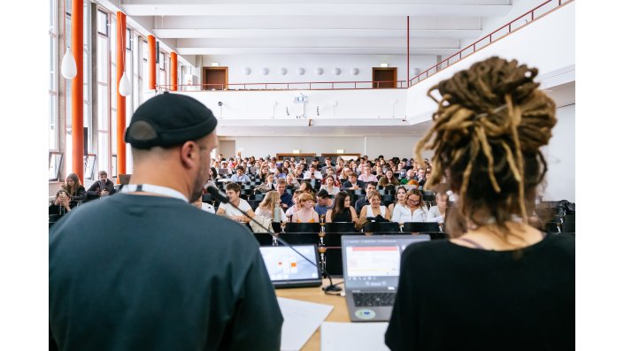 Gut besetzte Aula von Erasmus-Austauschstudierenden