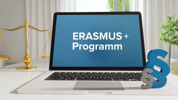 ERASMUS Programm. Recht, Gesetz, Internet. Laptop im Büro mit Begriff auf dem Monitor. Paragraf und Waage.  (Bild: Adobe Stock / MQ-Illustrations)