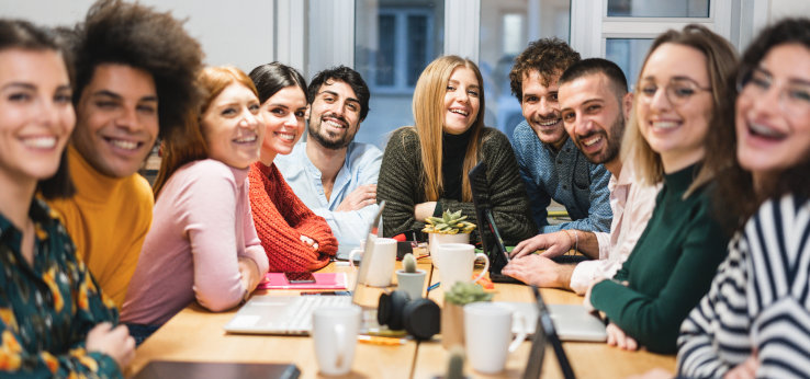 Young university team talking during school project - Focus on center girl face  (Bild: Adobe Stock / DisobeyArt)