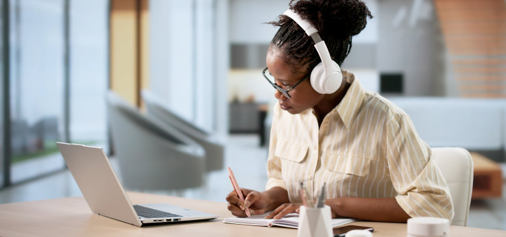 Student Studying Online At Home  (Bild: Adobe Stock / Andrey Popov)