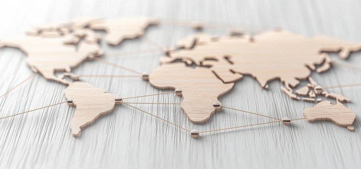 Darstellung einer Weltkarte in Holzoptik (Bild: Adobe Stock_1229364132_MAY)