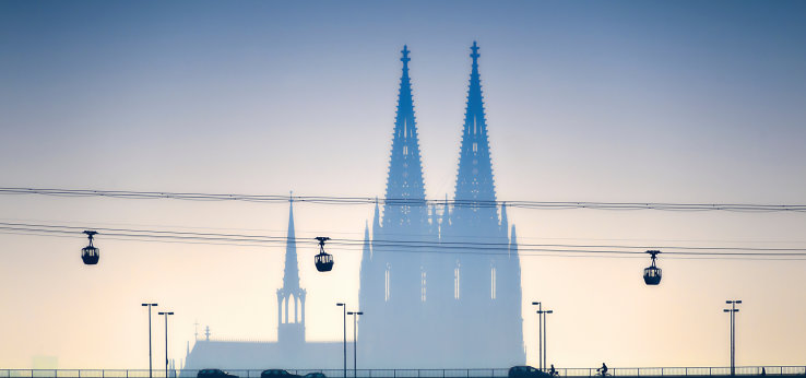Man sieht die Kölner Seilbahn und im Hintergrund schemenartig den Kölner Dom.  (Image: Adobe Stock / Tom Bayer)