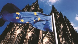 Blick auf den Kölner Dom mit Europaflagge (Bild: Stadt Köln)