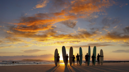 Surfer am Strand von Australien (Bild: iStock) Surfer am Strand von Australien (Bild: iStock)