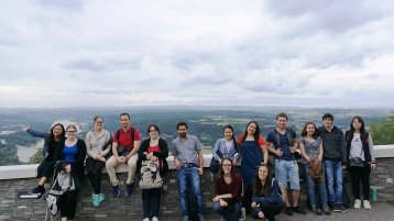 Studierende stehen vor einer Panorama-Aussicht über eine Landschaft (Bild: Anas Alloush / TH Köln)