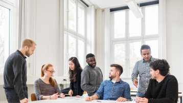 Studierende diskutieren in der Gruppe (Bild: Thilo Schmülgen/TH Köln)