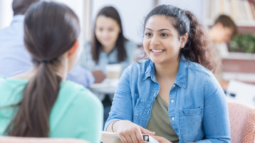 Eine Studentin lässt sich beraten. (Image: Steve Debenport/iStock)