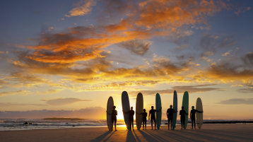 Surfer am Strand von Australien (Bild: iStock) Surfer am Strand von Australien (Bild: iStock)