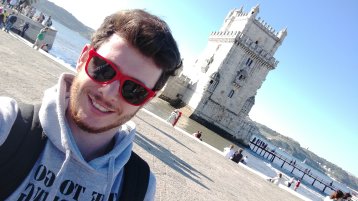 Max vor dem Torre de Belém in Lissabon (Bild: Max Iserloh)