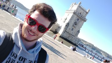 Max vor dem Torre de Belém in Lissabon (Bild: Max Iserloh) Max vor dem Torre de Belém in Lissabon (Bild: Max Iserloh)