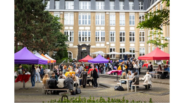 Austausch und Vernetzung bei Grillwürstchen und Kölsch