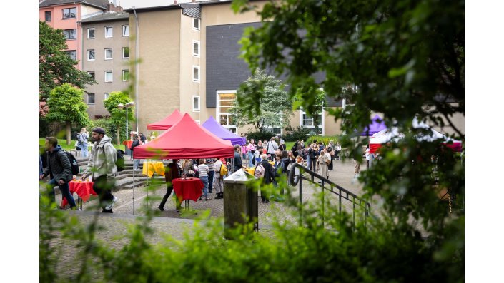 Die Farewell im grünen Innenhof von Uberring 48