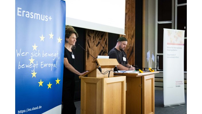 Janina Knöll und Christian Riechel beim Vortrag
