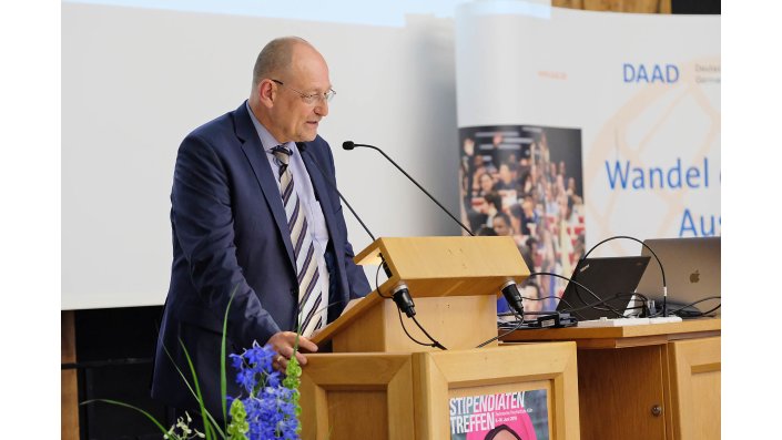Prof. Herzig, Präsident der TH Köln, begrüßt die DAAD-Stipendiatinnen und Stipendiaten