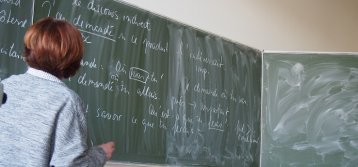 Französischdozentin vor Tafel (Bild: TH Köln)