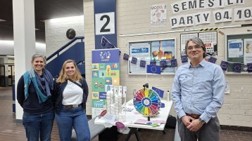 Beschäftigte der TH Köln an einem Infostand mit Glücksrad und Abstimmungsröhren  (Image: Ture Petersenn/TH Köln)