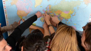 Studierende zeigen auf Weltkarte  (Image: TH Köln )