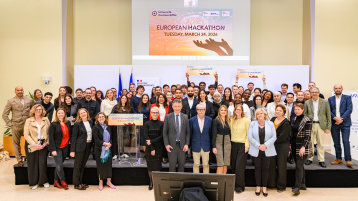 On this picture you see the group of students, teachers and staff participating and organising the Erasmus BIP Hackthon in Paris. (Bild: Vincent Gerbet/Université Gustave Eiffel)